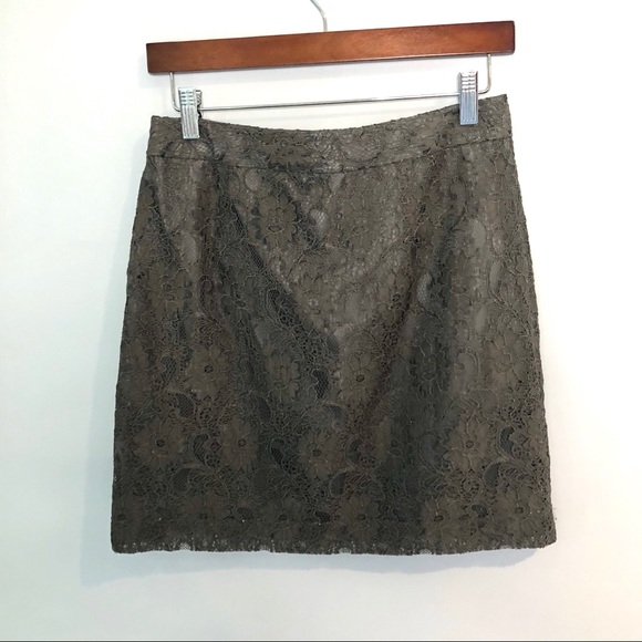✨3/$30 LOFT Grey Lace Overlay Mini Skirt - Picture 5 of 6